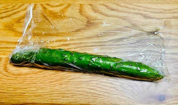 キュウリは冷凍してもおいしい！　塩昆布を使った簡単レシピに「箸が止まらない」