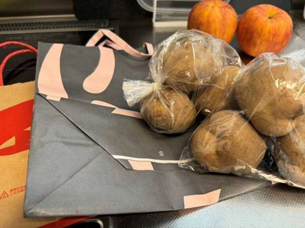 ジャガイモとリンゴと一緒に保存してみたら？　驚きの効果に「簡単ですごい」