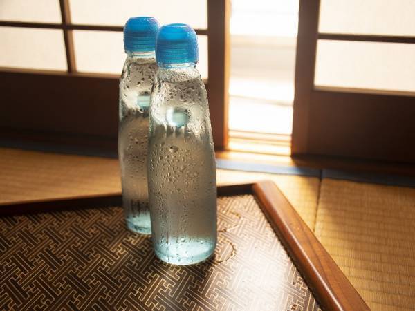 「初耳」「そんな仕組みが」　ラムネのビー玉の意外な役割にビックリ