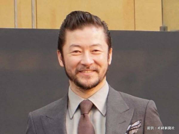 浅野忠信が５０歳の誕生日に『夫婦の写真』を公開　１８歳下の妻とコスプレ姿が話題に
