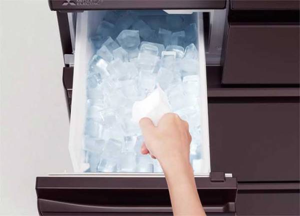 製氷室の掃除、しないとどうなる？　三菱電機の回答に「そんなことに…」「欠かさずやる」