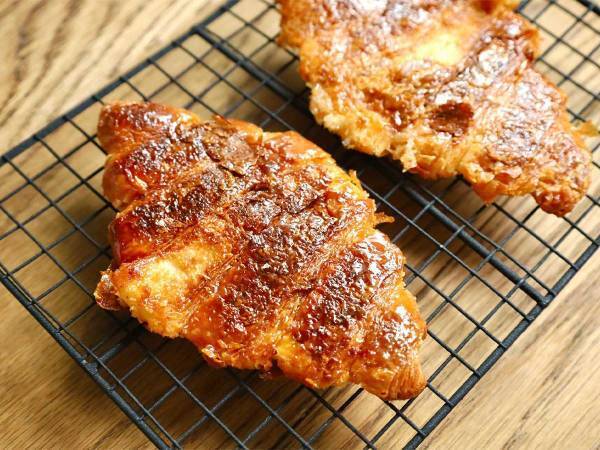 クロワッサンを潰して焼く！？　アレンジレシピが話題に　「おいしそ～！」「試してみます」