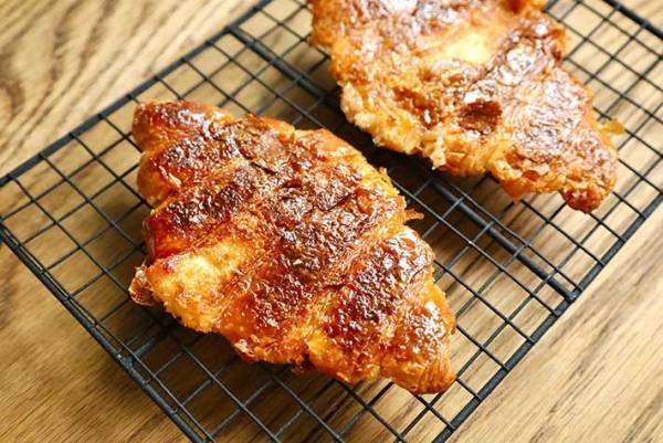 クロワッサンを潰して焼く！？　アレンジレシピが話題に　「おいしそ～！」「試してみます」