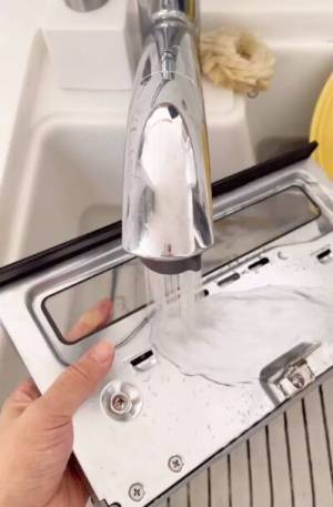 「知らなかった」「早速やる」　意外と知らないグリル窓の掃除方法とは