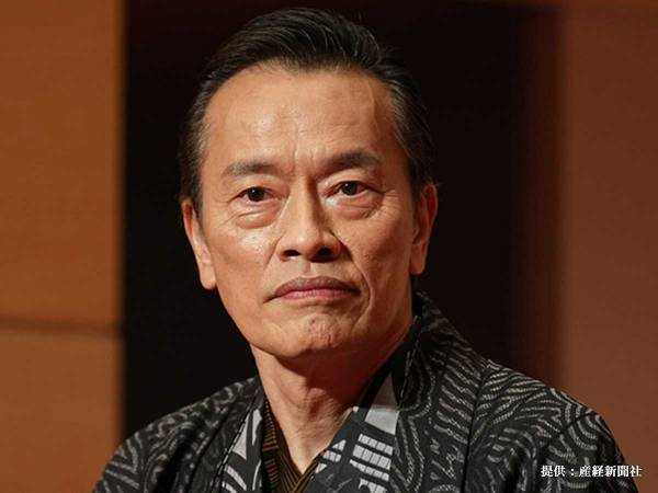 買い物帰りを激写された、遠藤憲一　両手に持っていたものに爆笑　「エコバック忘れたんかい」