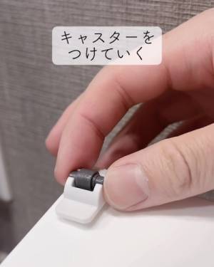 「ナイスアイディア」「絶対使う」　洗濯機横の隙間にピッタリハマる１００均収納術