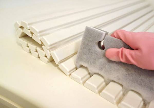 ダイソーで見つけた風呂掃除用スポンジの丸い穴とギザギザに「そういうことか！」