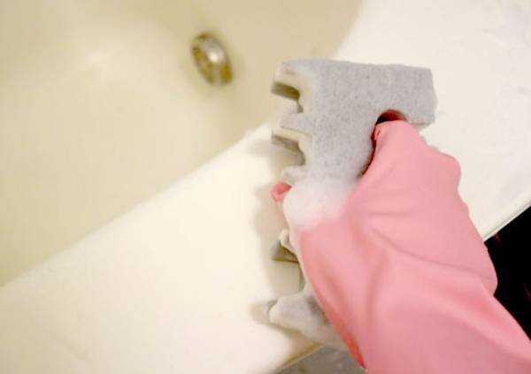 ダイソーで見つけた風呂掃除用スポンジの丸い穴とギザギザに「そういうことか！」