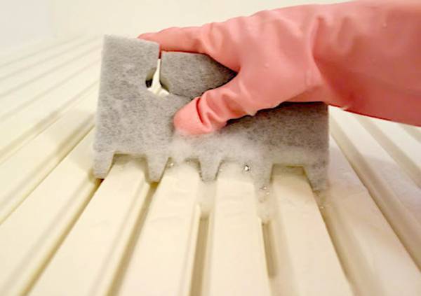 ダイソーで見つけた風呂掃除用スポンジの丸い穴とギザギザに「そういうことか！」