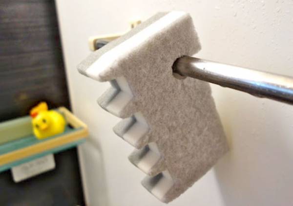 ダイソーで見つけた風呂掃除用スポンジの丸い穴とギザギザに「そういうことか！」