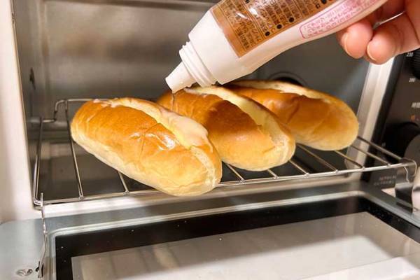 「簡単でおいしそう」「子供たちに作る」　ロールパンで作れる簡単おやつを、現役シェフが公開