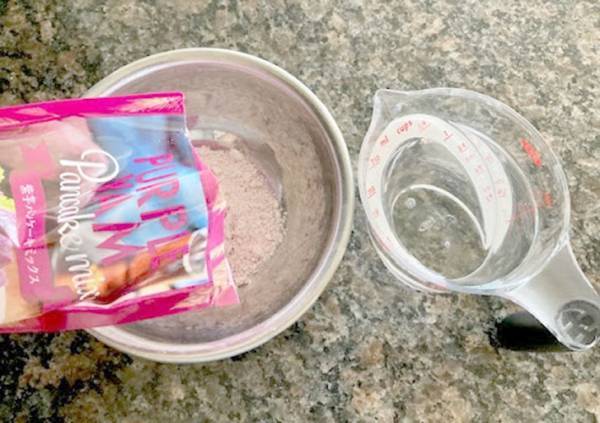 「かわいすぎ」「ほんのり芋の香り」　食べるのがもったいない『紫芋のパンケーキ』って？