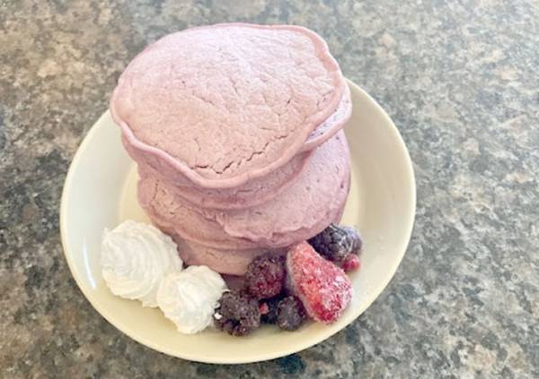 「かわいすぎ」「ほんのり芋の香り」　食べるのがもったいない『紫芋のパンケーキ』って？