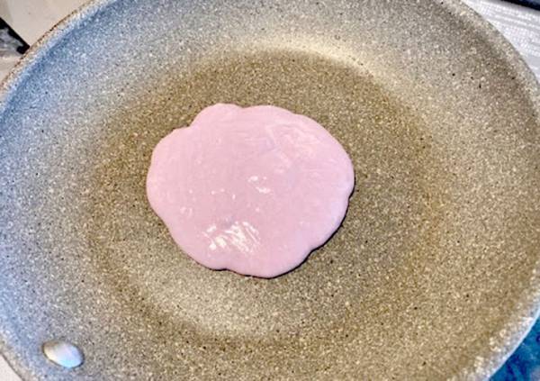 「かわいすぎ」「ほんのり芋の香り」　食べるのがもったいない『紫芋のパンケーキ』って？