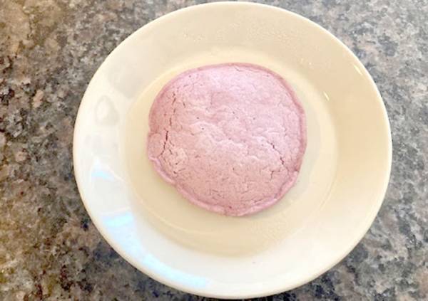 「かわいすぎ」「ほんのり芋の香り」　食べるのがもったいない『紫芋のパンケーキ』って？