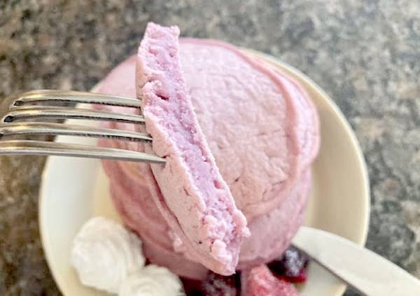 「かわいすぎ」「ほんのり芋の香り」　食べるのがもったいない『紫芋のパンケーキ』って？