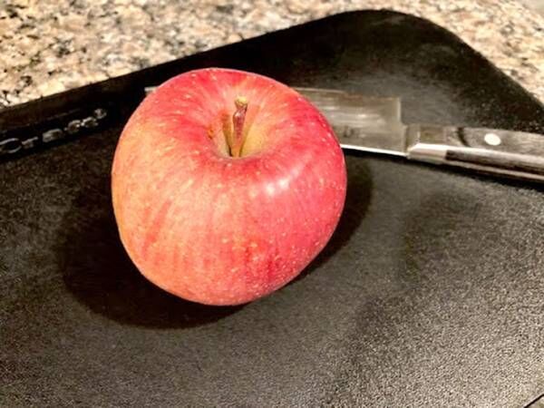 包丁を使わない簡単なりんごの皮のむき方　「面白いほど、するする剥ける！」