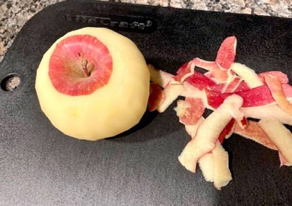 ピーラーでリンゴの皮をむき終わった写真