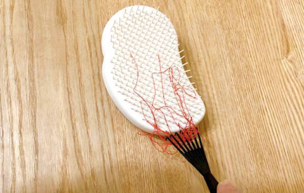 「超使える！」　ダイソーのヘアブラシクリーナーが便利すぎて、手放せないかも