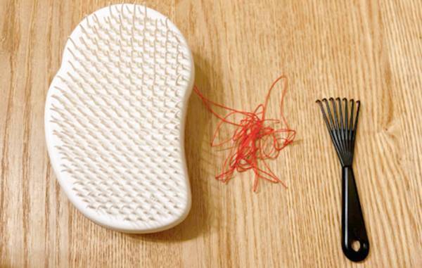 「超使える！」　ダイソーのヘアブラシクリーナーが便利すぎて、手放せないかも