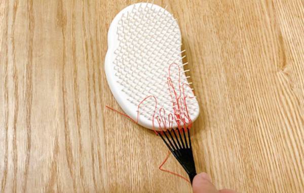 「超使える！」　ダイソーのヘアブラシクリーナーが便利すぎて、手放せないかも