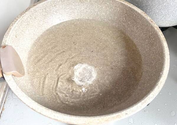 乾燥したチップスを油で揚げてる写真