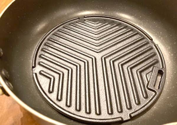捨てようかと思ったフライパン　ニトリのプレートを敷くだけで？「劇的にうまい」