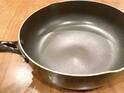 捨てようかと思ったフライパン　ニトリのプレートを敷くだけで？「劇的にうまい」