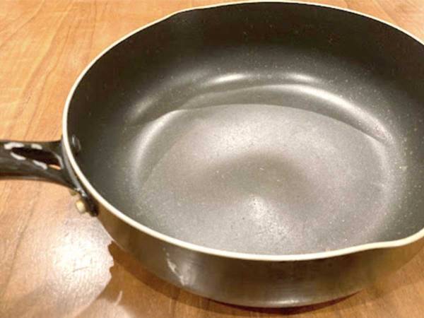 捨てようかと思ったフライパン　ニトリのプレートを敷くだけで？「劇的にうまい」