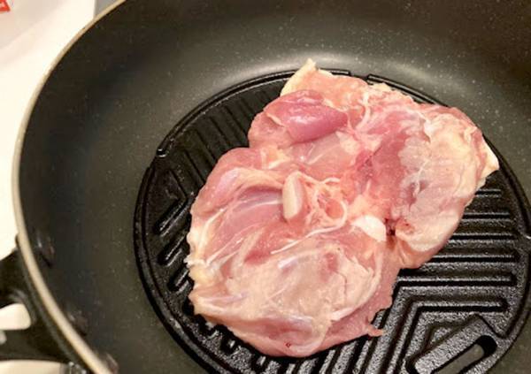 捨てようかと思ったフライパン　ニトリのプレートを敷くだけで？「劇的にうまい」