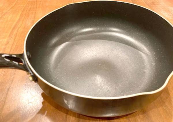 捨てようかと思ったフライパン　ニトリのプレートを敷くだけで？「劇的にうまい」