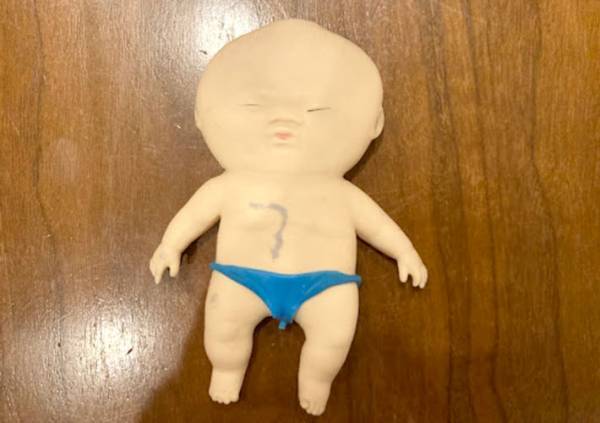 「戻し方が分からない…」　SNSで話題の人形、遊んで変形した姿に困惑
