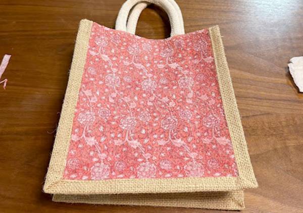 「超かわいい！」「簡単だった」　使い勝手抜群の無印のバッグに、アレを貼ると？