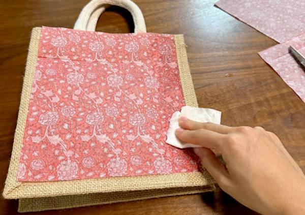 「超かわいい！」「簡単だった」　使い勝手抜群の無印のバッグに、アレを貼ると？