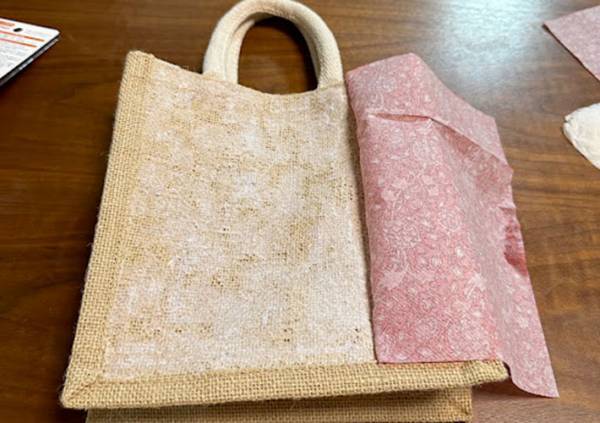 「超かわいい！」「簡単だった」　使い勝手抜群の無印のバッグに、アレを貼ると？