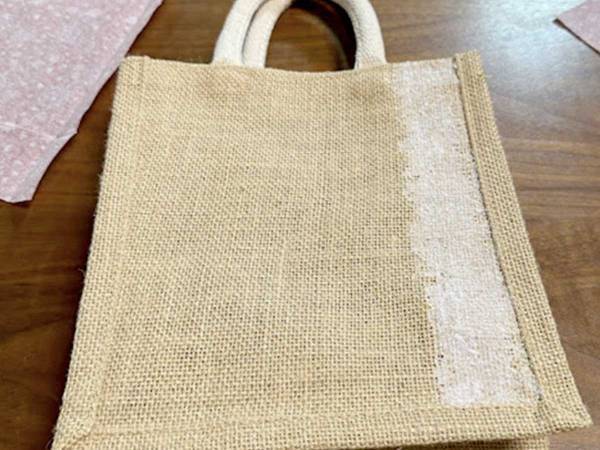 「超かわいい！」「簡単だった」　使い勝手抜群の無印のバッグに、アレを貼ると？