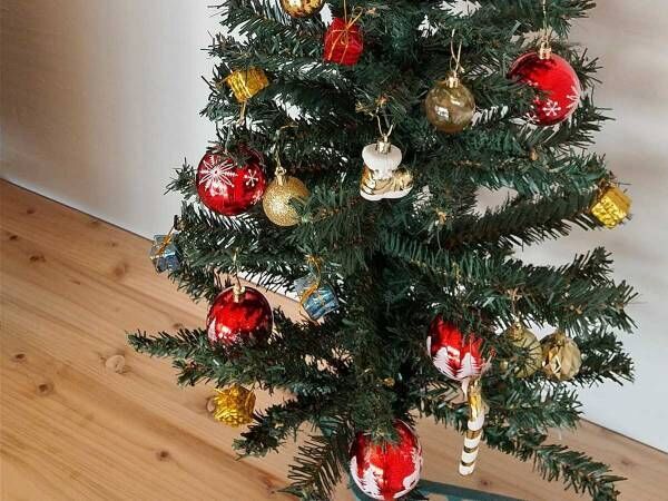 子供と飾ったクリスマスツリーが、じわじわくる　てっぺんのサンタが？　「生け贄っぽい」