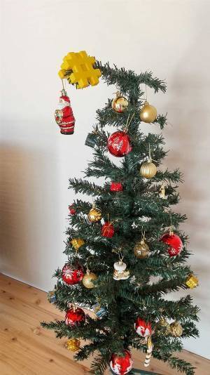 子供と飾ったクリスマスツリーが、じわじわくる　てっぺんのサンタが？　「生け贄っぽい」