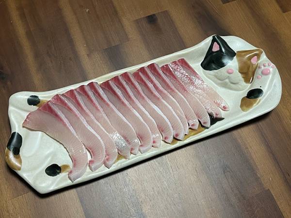 おいしそうなブリの刺身　盛られた皿に衝撃「食べにくい」「あかんヤツ」