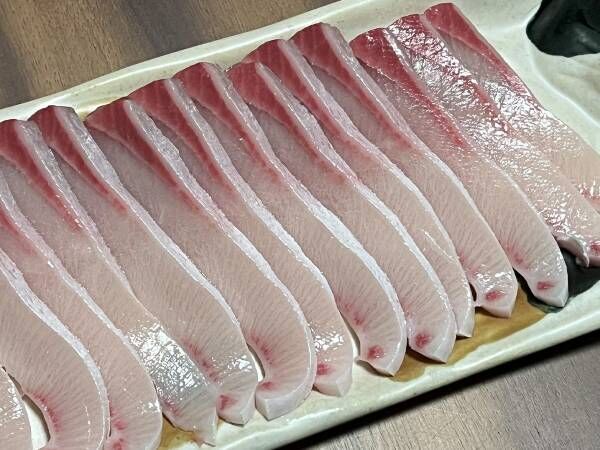 おいしそうなブリの刺身　盛られた皿に衝撃「食べにくい」「あかんヤツ」