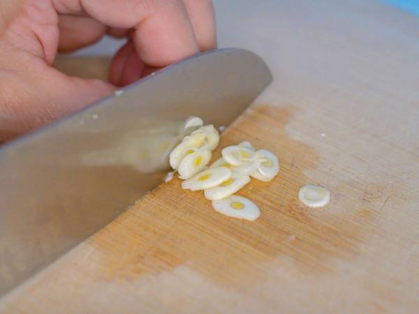 指に付いたニンニクのニオイを消す方法に「こんなに簡単に」「すごいです」