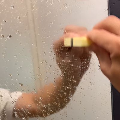 長年悩んだ鏡のウロコ　１００均グッズでピカピカにする方法が「ナイスアイディア」