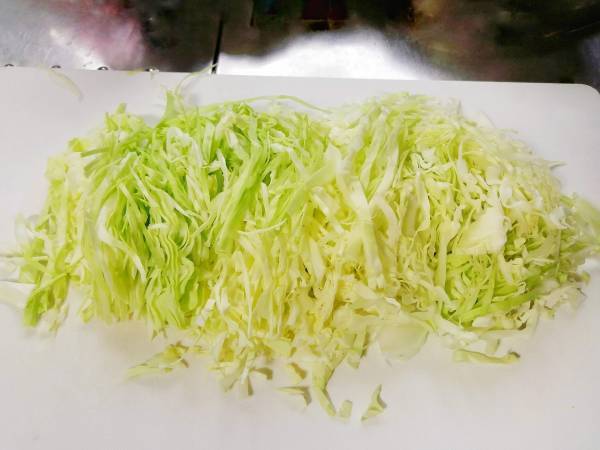 キャベツの千切りを簡単に済ますなら？　アイリスオーヤマが伝授する意外なアイテムの活用法