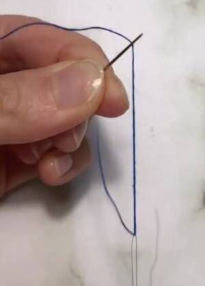 「ほんと天才」「コレは便利」　道具を使わず針に糸を通す方法