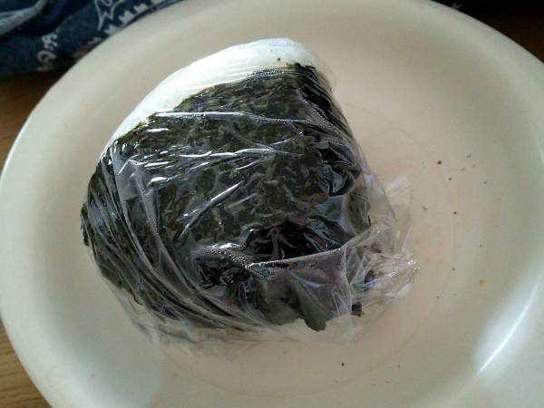 おにぎりを作る時にラップを変えるべき理由に「知らなかった」「勉強になった」