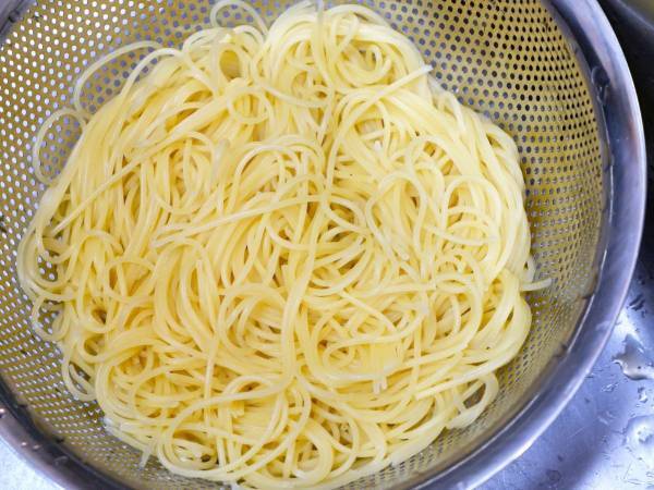 シンクにザルが置けなくてもOK　画期的なパスタの湯切り術に「頭いい」「天才かよ」