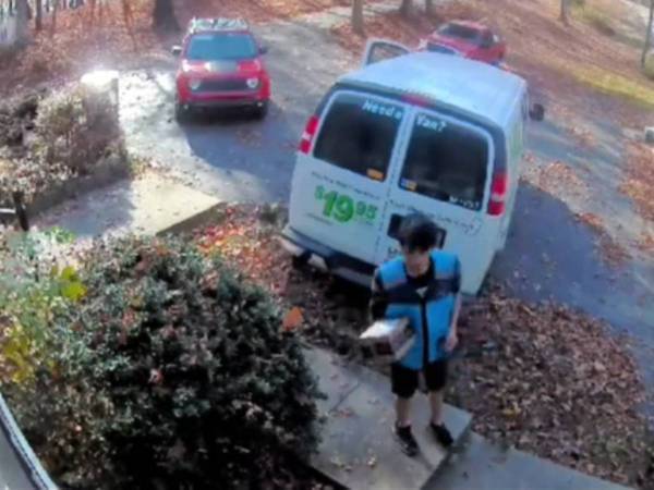 配達先の家の周りで何かを探す、Amazon配達員　理由に「涙が止まらない」