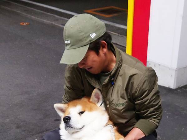 絶対に帰りたくない秋田犬　抵抗の仕方に「子供かな？」「いい表情をしすぎ」