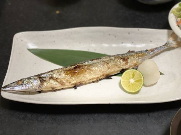 サンマの骨が取りにくいなら？　とある学校給食課が教える食べ方に「コレは耳寄り」「マジできれい」