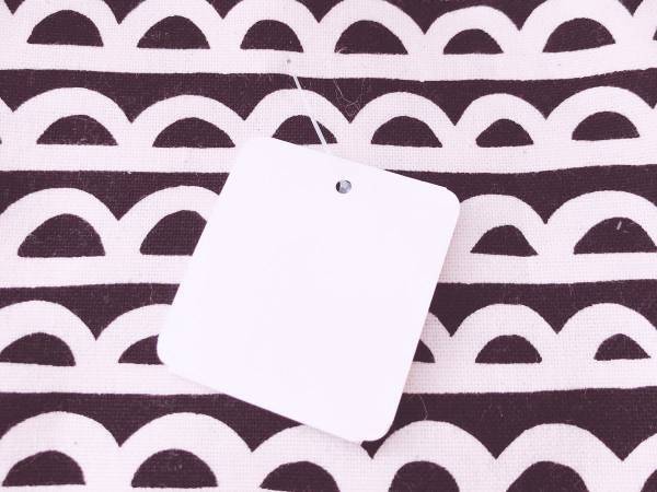 値札に付いているプラ製の輪っか　ハサミを使わず取り外す方法に「その手があったか！」